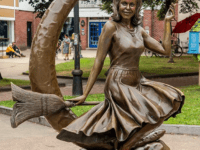 Elizabeth Montgomery Bewitched statue in downtown Salem Lappin PArk
