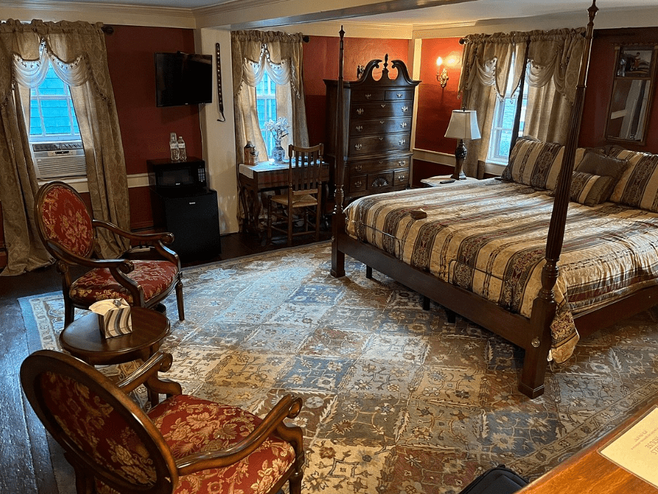 What are the best places to stay in Salem near the Witch Museum