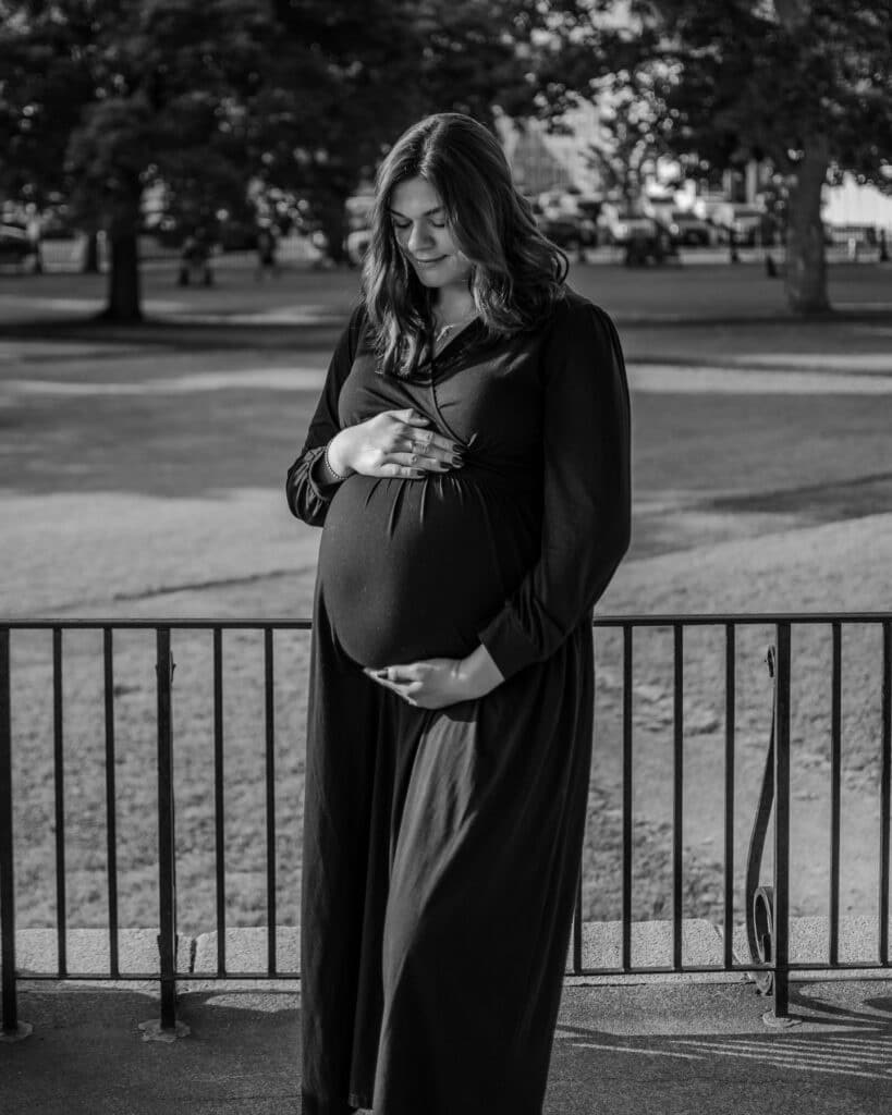 Elegant Maternity Portrait in Salem's Scenic Park